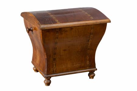 WC – nočna posoda iz bale Jakličeve žene Ivane, Miklove, iz gostilniške hiše v Ribnici, keramika, leseno ohišje.